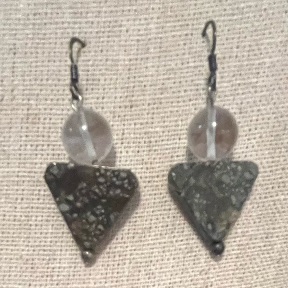 🆕 NEW Vintage Handmade Muscovite Mica Triangle & Glass Bead Dangle Earrings - Picture 2 of 4